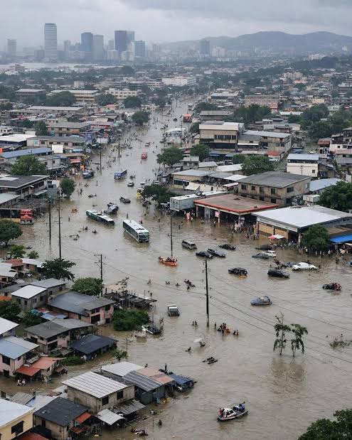 Tendencia ¡Guayaquil bajo el agua! Sauces 6 vuelve a inundarse y las calles parecen ríos ¡El agua llega hasta las rodillas y los vehículos quedan prácticamente atrapados! Las fuertes lluvias de este