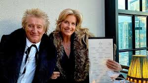 Aug 23, 2019 · to celebrate daughter kimberly's 40th birthday, rod stewart was joined by wife penny lancaster plus alana stewart, rachel hunter and kelly emberg. Rod Stewart Und Penny Lancaster Feiern Den 14 Hochzeitstag Promiflash De