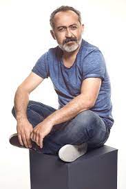 Kadir çermik yetenekli iyi bir oyuncu daha çok kötü adam rollerinde başarılı bornova bornova filminde kötü rolde iyi performans göstermişti ayrıca dublaj sanatçısı olarak da başarılı seslendirmeler yapıyor. Kadir Cermik