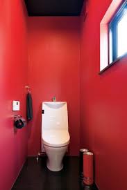 10 2階のトイレはご主人の自慢 赤の壁に 黒の天井 床に 真白い便器が映える シュールかつスタイリッシュな雰囲気 トイレのデザイン 家 トイレ インテリア