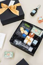 Wedding Welcome Gifts New York City Inspired Black Gift Boxes Welcome Wedding Guests With Nyc Snacks Champagn Wedding Welcome Gifts Gifts State Themed Gifts