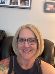 I'm looking for a gal I went to High School with, named Leslie. About class  of 1984 I don't recall her last name. Her father was the pastor of a  church... by