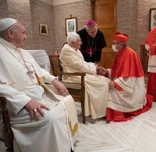 Papst benedikt xvi., geboren als joseph ratzinger am 16. Neue Kardinale Ernannt Und Dann Kusst Papst Franziskus Benedikt Die Hand Welt