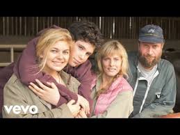Learn french in a fun way with the music video and the lyrics of the song je vole of louane. Louane Je Vole Audio Music Video Song Lyrics And Karaoke