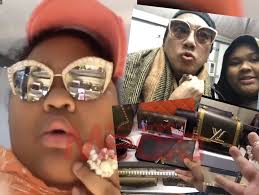 Azwan ali posing di kereta. Lawak Habis Pulak Dah Cik B Tiru Gaya Diva Azwan Ali Ini Komen Netizen Media Hiburan