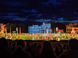 Historia puy du fou jako parku rozrywki rozpoczęła się w 1977 roku, kiedy to philippe de villiers , dwudziestosiedmioletni student (obecnie francuski polityk), postanowił kiedy pierwsza reprezentacja cinéscénie rozpoczęła się w czerwcu 1978 r., show nie odniosło wielkiego sukcesu, ale to szybko. Puy Du Fou Um Parque Sobre Historia Franca