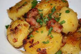 Se pun la fiert si se dau cateva clocote peste ei. Quot Country Style Or 39 Peasant 39 Potatoes Quot Cartofi Taranesti Are A Particularly Common Side Dish In Romanian Re Peasant Food European Food Food