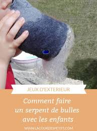 Cette bulle, remplie d'air, reste stable quelques instants, durant lesquels elle est capable de flotter dans l'atmosphère. Un Kit A Bulles De Savon Geantes Fait Maison La Cour Des Petits