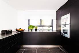 Die rückseite ist in der regel rutschhemmend und sorgt so auch für einen sicheren tritt. Schwarze Kuche 21 Elegante Design Ideen