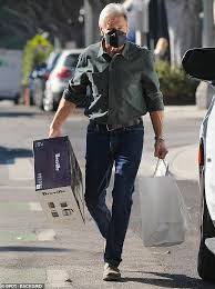 Harrison ford had audiences shocked at the 2021 oscars, as he read out the famous memo containing absolutely brutal notes for 1982 blockbuster blade runner. Harrison Ford Steps Out To Get Some Last Minute Christmas Shopping Taken Care Of In Santa Monica Readsector