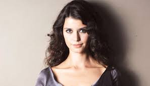 Beren Saat Kimdir