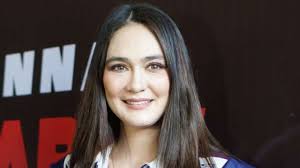 Satria's employees intend to rob his house when he is out of the country but their robbery turns into murder when they find suzzanna in the house as they bury her body in the backyard. Teaser Suzzanna Bernapas Dalam Kubur Rilis Luna Maya Banjir Pujian