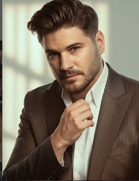 🎬 **TOLGAHAN SAYIŞMAN ESTÁ DE VOLTA ÀS TELAS COM “ÖLÜM BİZİ AYIRANA DEK”**  Depois de um período afastado das séries, **Tolgahan Sayışman** se prepara  para retornar aos sets como protagonista de uma