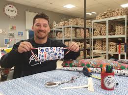 La france est placée sous confinement strict depuis mardi midi pour tenter d'endiguer la pandémie de coronavirus. Coronavirus Pour Aider Les Infirmiers Il Fabrique Des Masques Avec Les Toiles Destinees A Ses Espadrilles Actu Occitanie