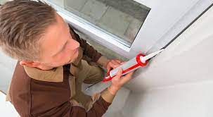 Passez la main autour du cadre de la fenêtre pendant le prochain jour venteux ou de fraicheur. Comment Calfeutrer Ses Fenetres