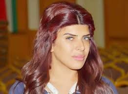 فإذا استطاع أن يشعر بأن المرأة التي أمامه تشد انتباهه من حيث إنها تختلف عن نساء كثيرات بسبب تمتعها بميزات خاصة، فهي قد تكون المحظوظة من حيث وقوعه في حبها. Ù‡ÙƒØ°Ø§ Ø¨Ø¯Øª ØºØ¯ÙŠØ± Ø§Ù„Ø³Ø¨ØªÙŠ ÙÙŠ Ø£ÙˆÙ„ Ø¸Ù‡ÙˆØ± Ø¨Ø¹Ø¯ ÙˆÙØ§Ø© Ø´Ù‚ÙŠÙ‚Ù‡Ø§ ÙÙŠØ¯ÙŠÙˆ