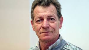 Dohlíží na bezpečnost. A zbil svého otce