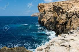 Felsige Kuste Und Meer Blaues Loch Und Das Eingesturzte Azure Fenster In Dwejra Bay Gozo Malta Lizenzfreie Fotos Bilder Und Stock Fotografie Image 85338803