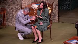 Hugh preston est un animateur vedette de te´le´vision, marie´ depuis 15 ans a` liz qu'il trompe avec de nombreuses mai^tresses. Retour En Images Sur Le Canard A L Orange Donne Au Theatre De Caudry