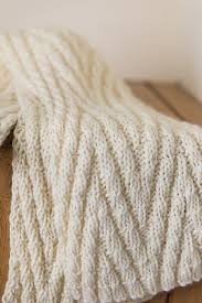 The scarf is knit in linen stitch lengthwise (each row travels the entire the scarf is knit in a hurdle stitch with garter ribs which is reversible, easy to memorize. Ravelry Reversible Chevron Scarf Pattern By Debbie Seton