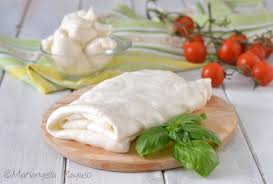 Se avete bisogno di ritrovare i veri sapori di casa questo è il posto giusto.pasta fatta in casa ,burrata,mozzarella una caponata fantastica dolci incredibili,soprattutto una torta alla ricotta mitica,staff cordiale e simpatico.un elogio particolare va a piero ci ha fatto sentire subito a casa un padrone di casa perfetto. Sfoglia Di Mozzarella Fatta In Casa Per Antipasti O Secondi Piatti