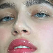 Buy the best and latest 2 in 1 matte lipgloss on banggood.com offer the quality 2 in 1 matte lipgloss on sale with worldwide free shipping. In Defense Of Lip Gloss Why It S Time To Give Matte Lipstick A Rest Fashion Magazine