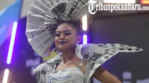 Q bisa kok bunda… dulu aq n mamiq bikin baju dari daun segar. Bak Raja Imam Safik Pamerkan Baju Dari Barang Bekas Di Atas Panggung Halaman All Tribun Pekanbaru