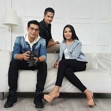 Mengisahkan mr.grey dan nisa ardina yang mengambil keputusan bernikah, tetapi melukakan hati dua insan, iaitu datin musalma dan ilham arsyad yang sudah sekian lama menyayangi nisa. Edtv Sembang Ed Follow Drama Cinta Hati Batu