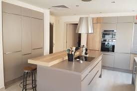 Cuisine Total Look Taupe Rehausse Par Quelques Touche De Bois Pour Un Look De Caractere Grand Ilot Cen Cuisine Equipee Moderne Cuisine Moderne Sejour Cuisine