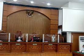 Setelah sidang berlangsung, atas keputusan hakim, habib rizieq menyatakan kepada para penasehat hukumnya, ayo lawan terus, ujarnya sambil melangkah menyalami para penasehat hukumnya dan pihak keluarga yang hadiri persidangan. Ketua Majelis Hakim Mudah Mudahan Habib Rizieq Nanti Bisa Merenung