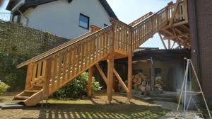 Holzbalkon Bau Mit Treppe In Den Garten Www Zimmerei Massivholzbau De House Styles House Decor