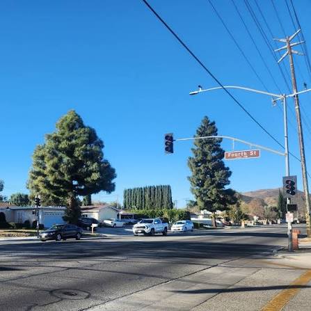 Public Safety Reminder: Navigating Intersections with Inoperable or Flashing Red Traffic Signals Drivers, when approaching an intersection with inoperable traffic signals or flashing red lights, please follow these safety rules. A flashing