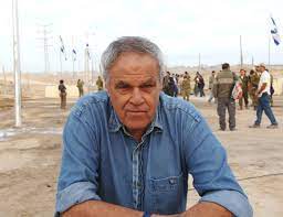 בנוסף, התיאטרון הציג את קבוצת הצעירים שעוברים. 9wd3edx0w Cvym