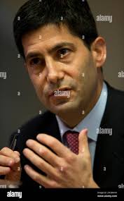 Kevin Warsh, speaking to the media about his report