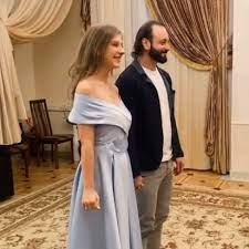Звезда сериала «папины дочки» актриса лиза арзамасова вышла замуж за фигуриста илью авербуха. 25 Letnyaya Elizaveta Arzamasova Vyshla Zamuzh Za 47 Letnego Ilyu Averbuha Vokrug Tv