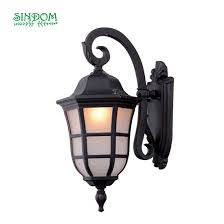 Lampu ini ditempatkan di jalur kaki yang ada ditaman, karena fungsinya untuk untuk taman penggunaannya digabungkan mulai tangga hingga dinding. Lampu Taman Luar Ruangan Aluminium Lampu Dinding Dengan Lentera Kaca Buy Kaca Lentera Lampu Dinding Aluminium Lampu Taman Product On Alibaba Com