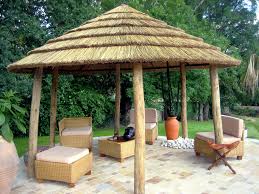 A vous d'assurer la fixation en fonction de votre sol.d'un point de vue esthétique, l'enterrement est l'idéal. Tonnelle En Chaume Savannalodge Devis Sur Techni Contact Parasol En Paille Chaume