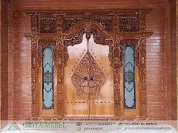 Terlebih lagi, rumah joglo modern ini pun memiliki bingkai jendela dan daun pintu berwarna hijau tosca sehingga memberikan kesan nyentrik dan dinamis. Pintu Gebyok Model Ukir Wayangan Griya Mebel