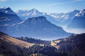 Officiële lijst van de 82 bergen in de alpen, meer dan 4000 m hoog (waarvan 49 in zwitserland), samengesteld door de union internationale des associations d'alpinisme uiaa. Bergen Zwitserland Natuur Zwitserse Bergen Zwitserse Alpen Blauw Nevel Landschap Alpine Pikist