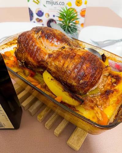 ROLOVANA SVINJSKA PLEĆKA U MREŽICI Potrebni sastojci (za četiri osobe): 1.  1 rolovana svinjska plećka u mrežici 2. 1 dcl piva 3. 2 kašike svinjske  masti 4. 1/2 kg mladih krompirića 5.