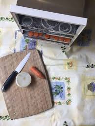 Una volta pronto, il dado vegetale fatto in casa va conservato in freezer, ma una volta messo, ad esempio, in acqua calda per ottenere un brodo, si comporta esattamente come i dadi commerciali. Come Fare Il Dado Vegetale Usando Le Verdure Dell Orto