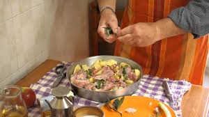 Al termine della cottura disponete il coniglio al forno, insieme alle patate, su un piatto da portata e. 08 Coniglio Al Forno Con Patate Ricetta Passo Per Passo Youtube