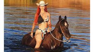 Ella es Elena, rescata caballos vendiendo fotos en OnlyFans