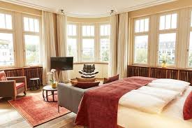 Orania 60 60m2 645ft2 Junior Suite Orania Berlin Hotel Germany This Suite Is On The Top Floor And Comes With A Schramm Inneneinrichtung Hotel Apple Tv