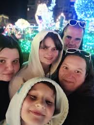 We had a great time walking thru the town square last night checking out  the pretty Christmas lights! We love Christmas time! 😍🎄❤️