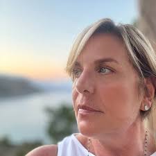 Jannik Sinner goofing around with his team before tonight's match is  hilarious.