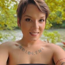 This snail has been taken over by a parasite turning it into a 'colourful  zombie'... 😳