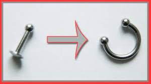 Wann der wechsel erfolgen muss, anfallende kosten, unsere tipps uvm. Snakebites Schmuck Wechseln Vom Labret Zum Hufeisen Youtube