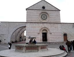 Santa chiara d'assisi l' onomastico ricorre l' 11 agosto in ricordo di santa chiara d'assisi , seguace di san francesco e fondatrice delle clarisse 3 9 ; Basilika Santa Chiara Assisi 1265 Structurae
