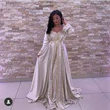 Epingle Par Khadidja El Zinari Sur Takshita Robe De Mariee Arabe Robe De Fiancaille Robes De Mariee Avec Hijab